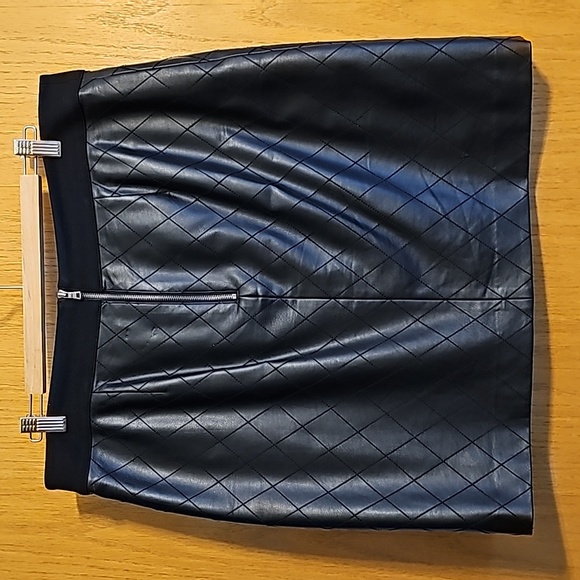 Ann Taylor faux leather skirt size 12 - Picture 2 of 2
